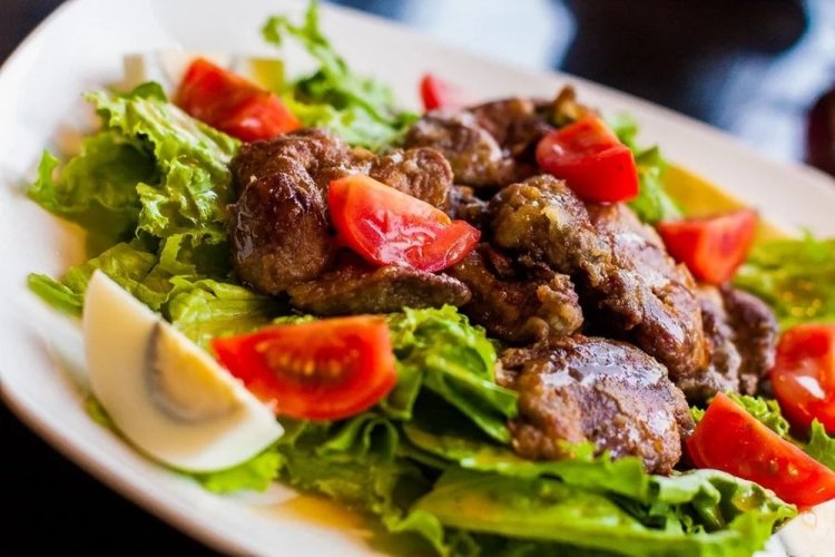 Ensalada tibia de hígado de pollo con aderezo de miel