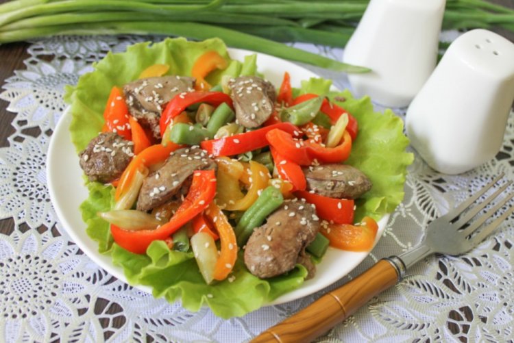 Ensalada tibia de hígado de pollo y judías verdes