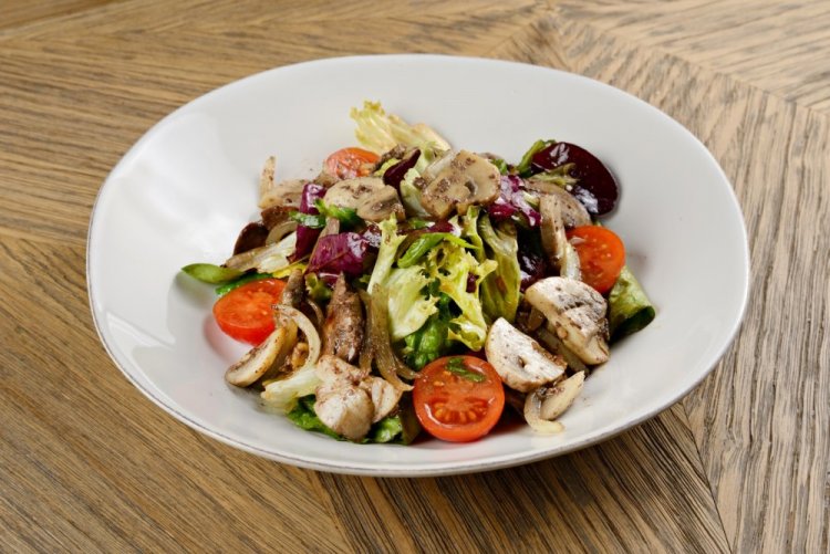 Ensalada tibia de hígado de pollo y champiñones