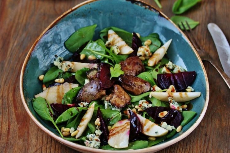 Ensalada tibia de hígado de pollo, remolacha y pera