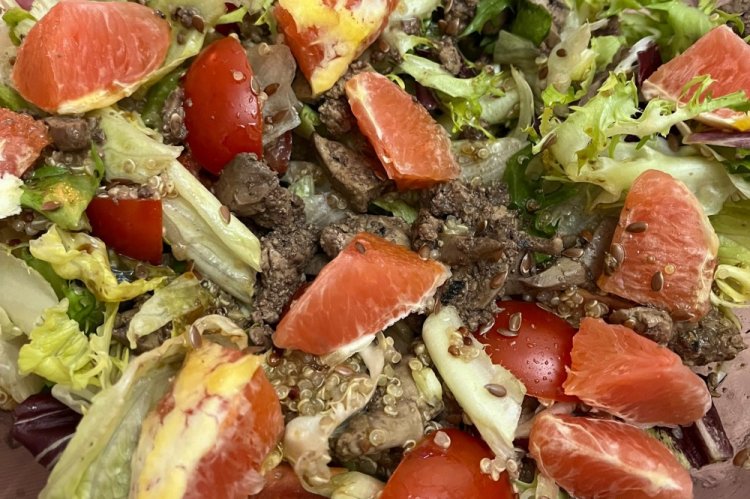 Ensalada tibia de hígado de pollo, quinoa y naranjas