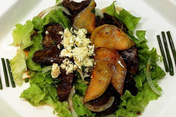 Ensalada tibia de hígado de pollo, pera y queso feta