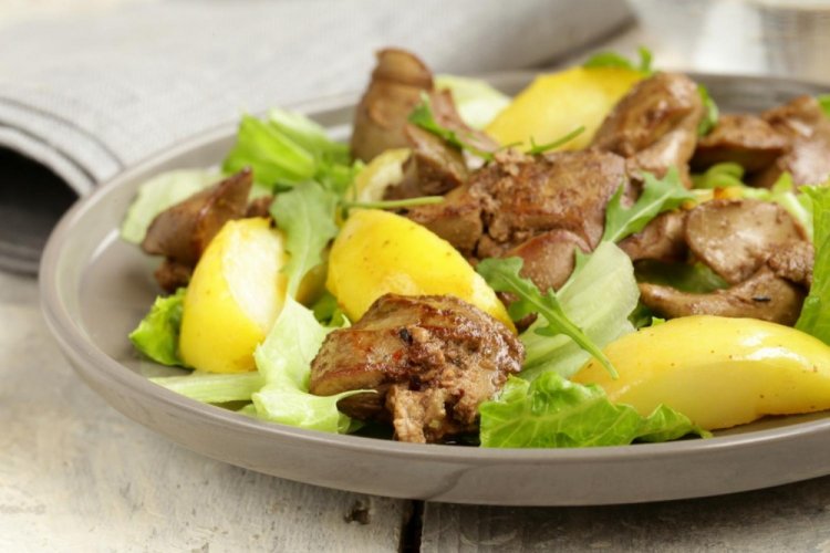 Ensalada tibia de hígado de pollo y manzanas