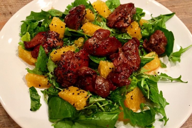 Ensalada tibia de hígado de pollo y naranjas