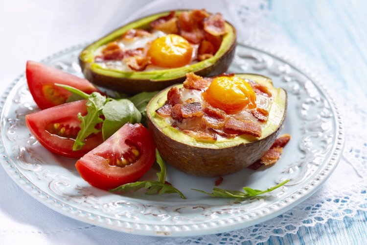 Baked Avocado with Egg and Bacon