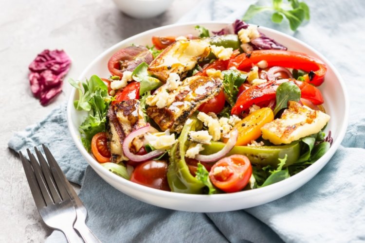 Vegetable Salad with Fried Halloumi