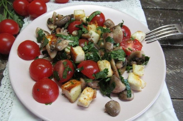 Salad with Fried Halloumi Cheese and Mushrooms