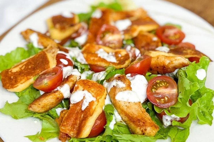 Salad with Fried Halloumi and Chicken