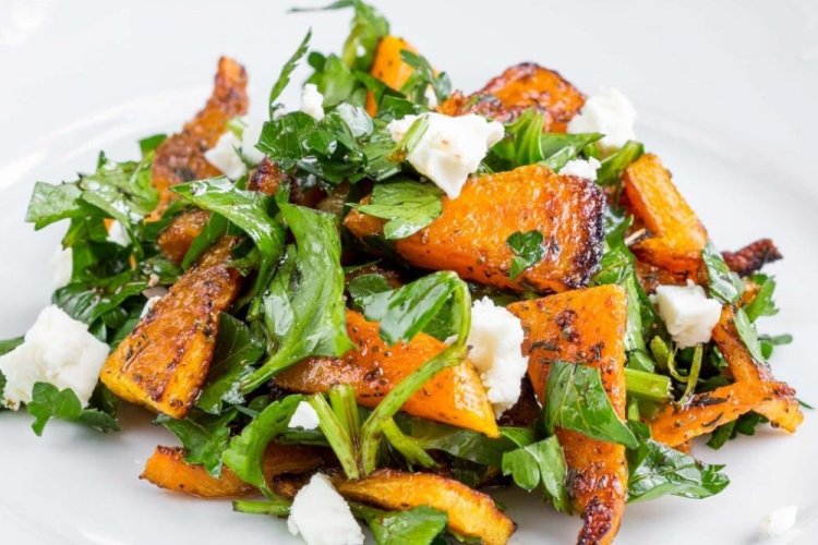 Salad with Fried Halloumi Cheese and Pumpkin