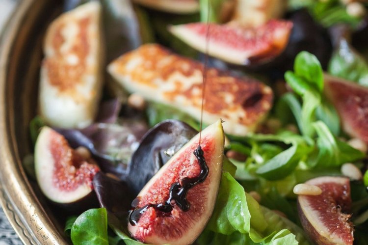 Salad with Fried Halloumi and Figs