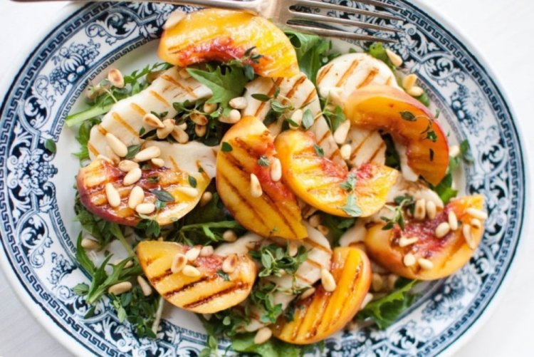 Salad with Fried Halloumi and Peach