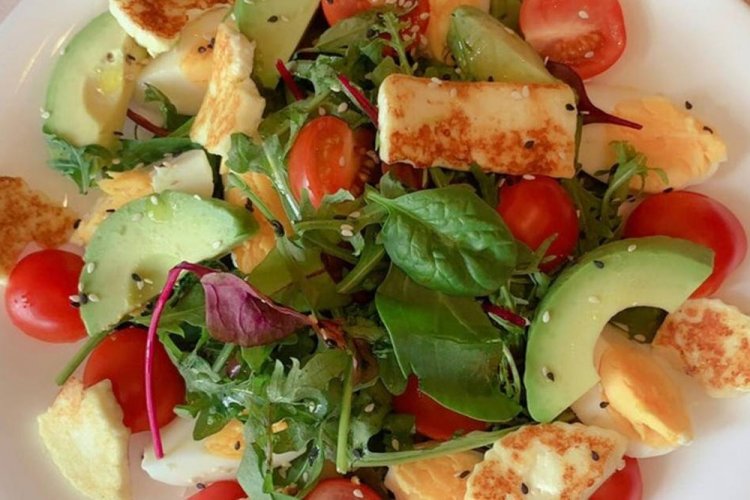 Salad with Fried Halloumi Cheese and Avocado