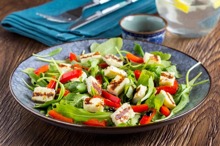 Salad with Fried Halloumi and Bell Pepper