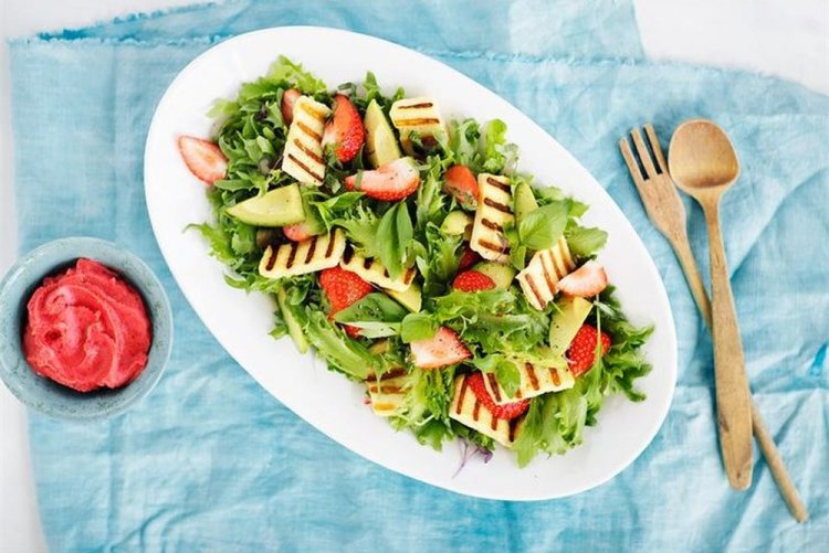 Salad with Fried Halloumi and Strawberries