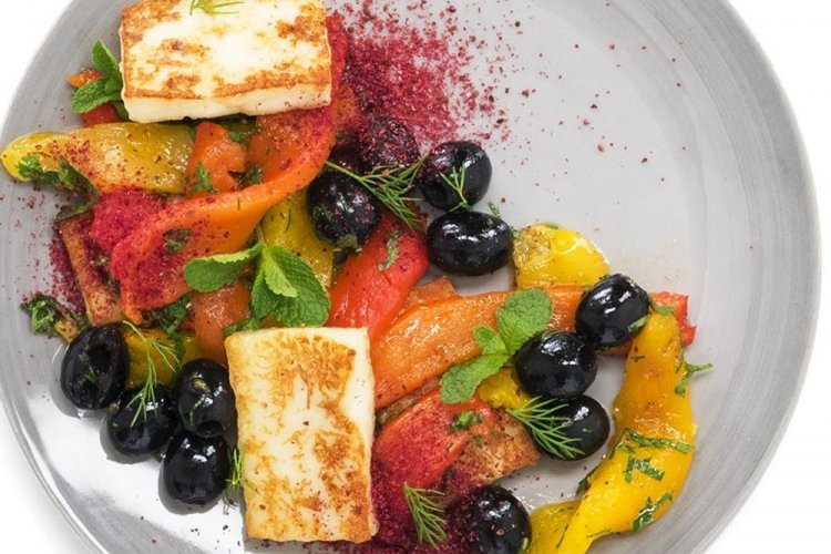 Salad with Fried Halloumi Cheese and Roasted Pepper
