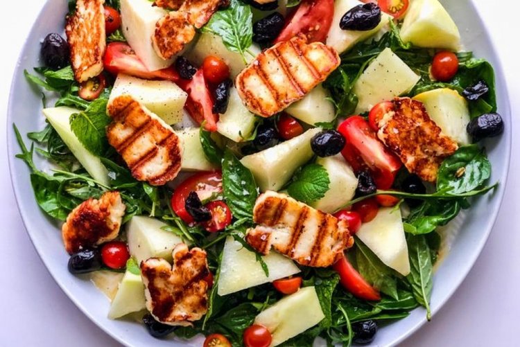 Salad with Fried Halloumi and Pear