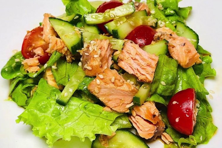 Baked Salmon and Vegetable Salad