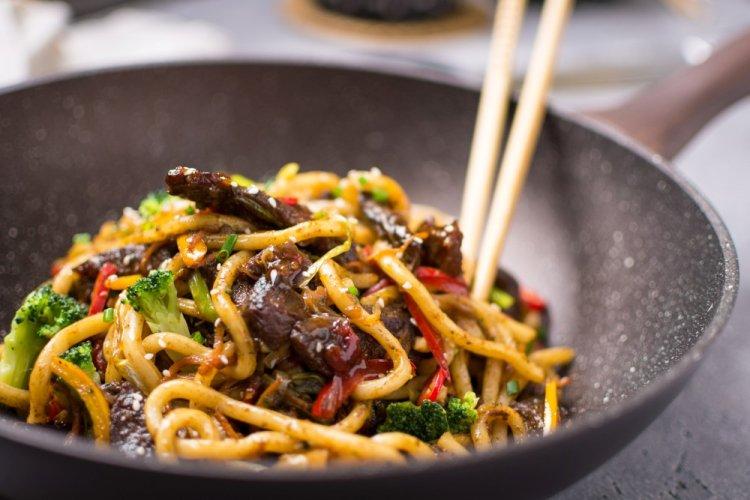 Udon with Beef, Mushrooms, and Broccoli