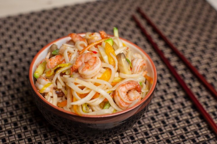 Wok Noodles with Shrimp and Zucchini
