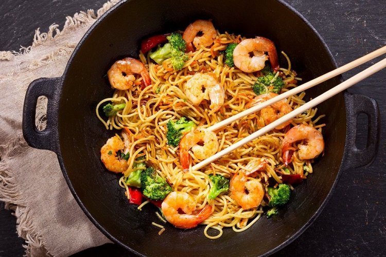 Wok Noodles with Shrimp, Broccoli, and Egg