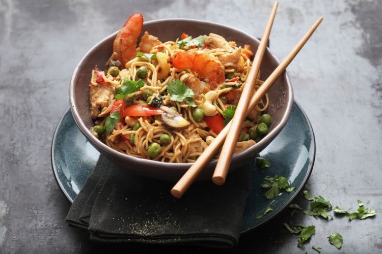 Wok Noodles with Shrimp and Green Peas