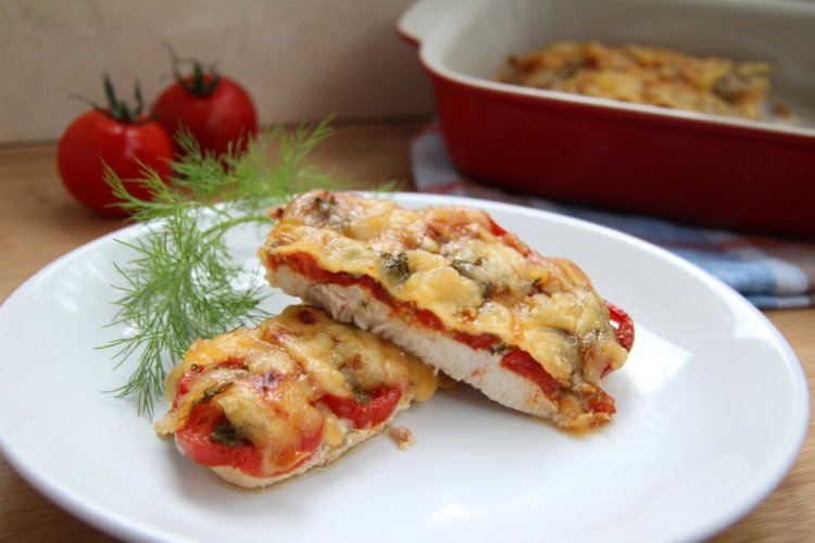 Chuletas de pollo con queso y tomate al horno