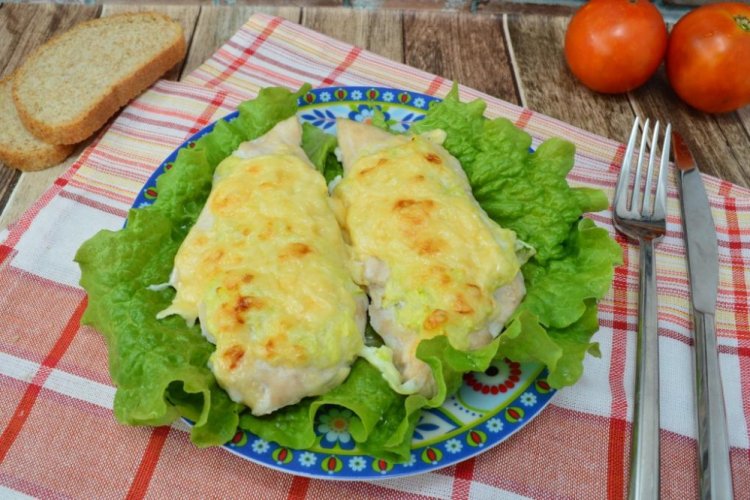 Chuletas de pollo con calabacín al horno