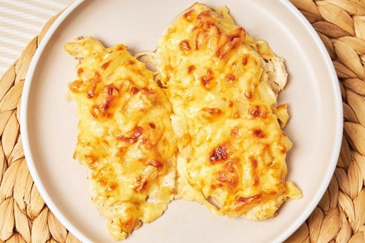Chuletas de pollo con manzanas al horno
