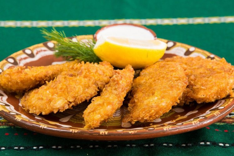 Chuletas de pollo con copos de maíz al horno