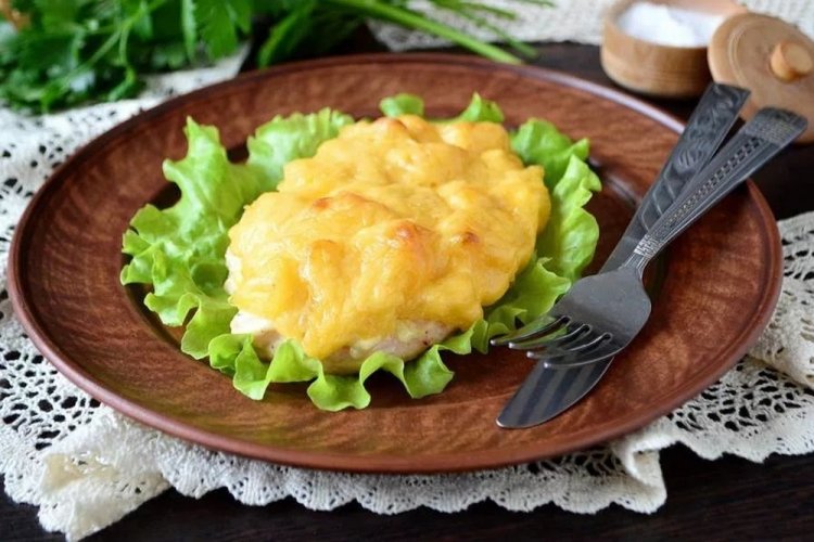 Chuletas de pollo con piña al horno