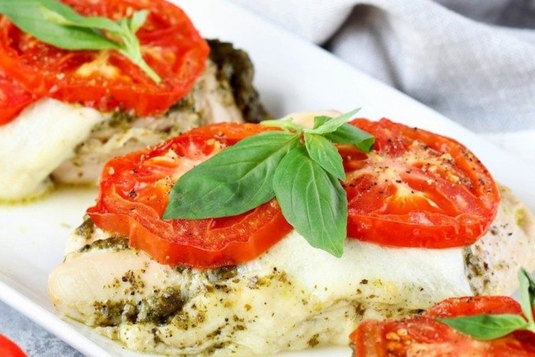 Chuletas de pollo con tomates y mozzarella al horno