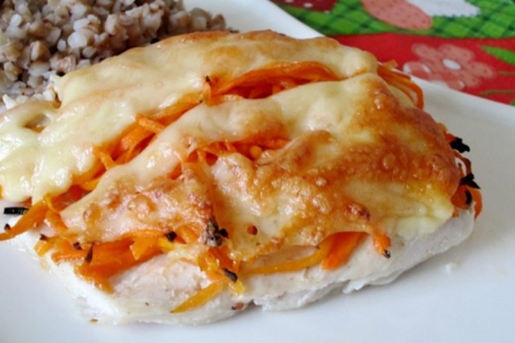 Chuletas de pollo con zanahoria y cebolla al horno