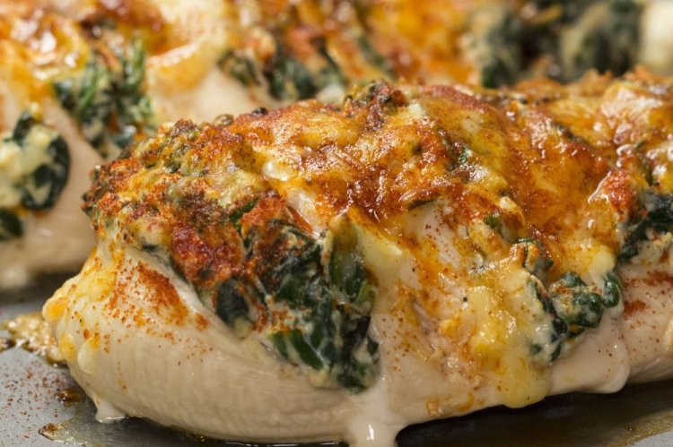 Chuletas de pollo con espinacas al horno