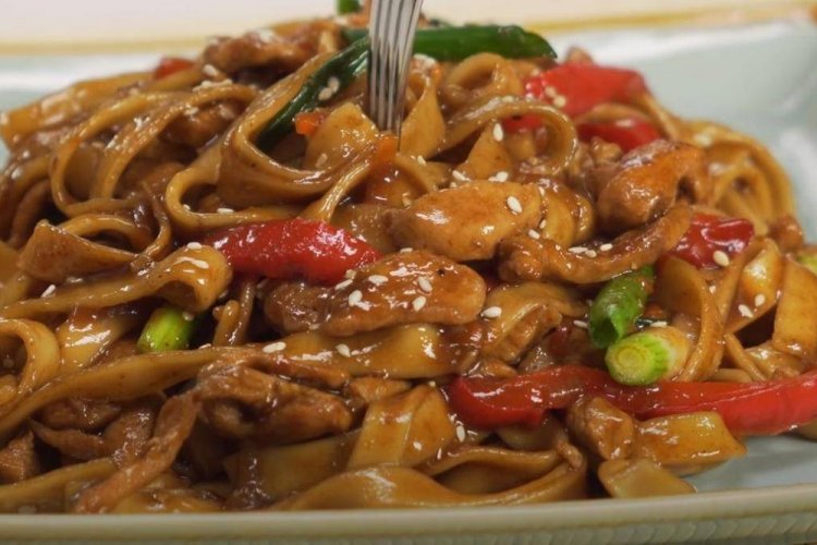 Noodles with Chicken Fillet and Vegetables