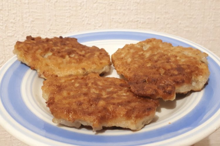 Rice Fritters with Boiled Chicken Fillet