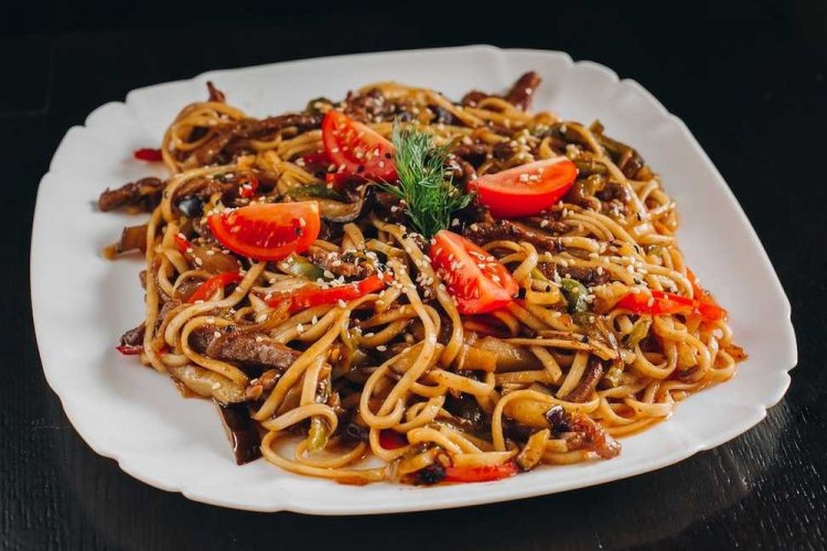 Beef Wok Noodles with Tomato and Bell Pepper
