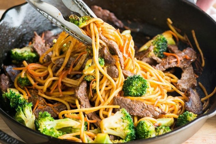 Beef Wok Noodles with Broccoli and Cashews