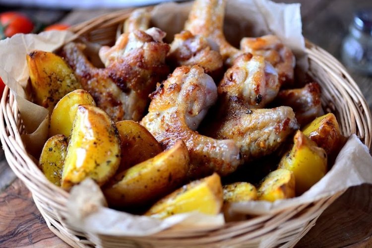 Chicken Wings with Potatoes in the Oven