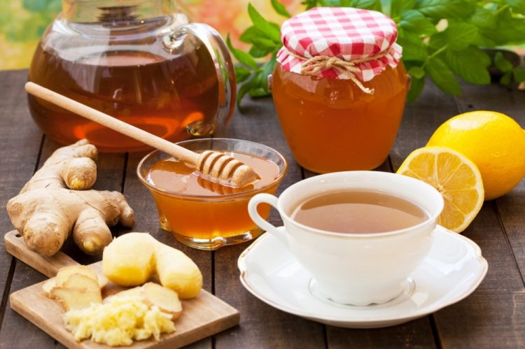 Té de jengibre y limón congelado con miel