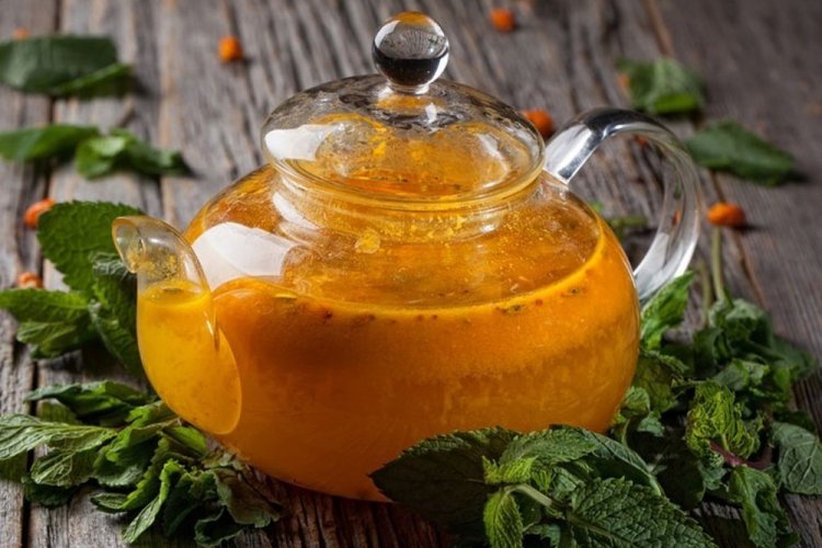 Té de espino amarillo congelado con naranja