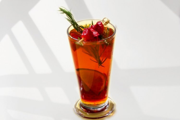 Té de fresa y romero congelado