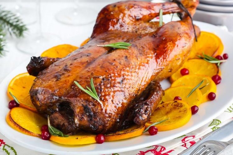 Pato asado con naranjas glaseadas