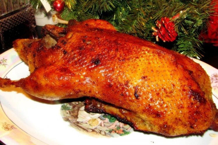 Pato asado en un frasco al horno