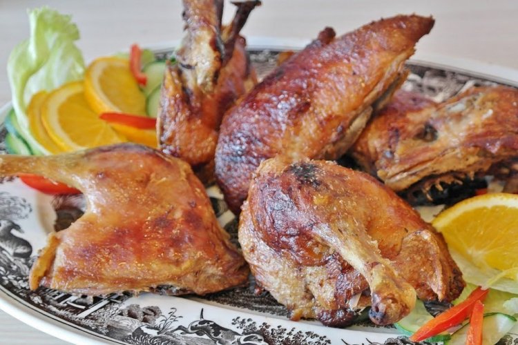 Pato en trozos con salsa de soja al horno
