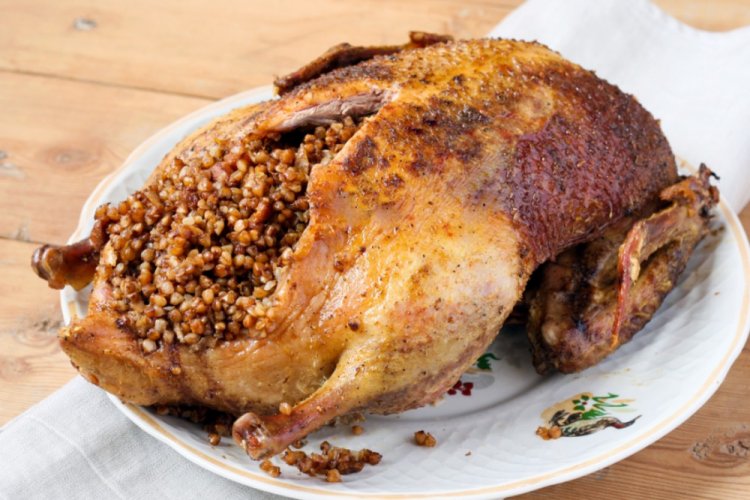 Pato con trigo sarraceno e hígado de pollo al horno