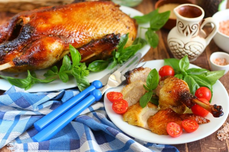 Pato asado en adobo de miel y mostaza