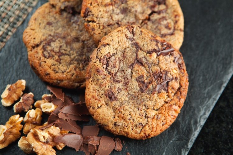 Cookies with Egg Yolks, Chocolate, and Nuts