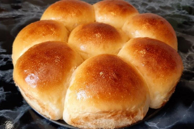Yeast Buns with Egg Yolks