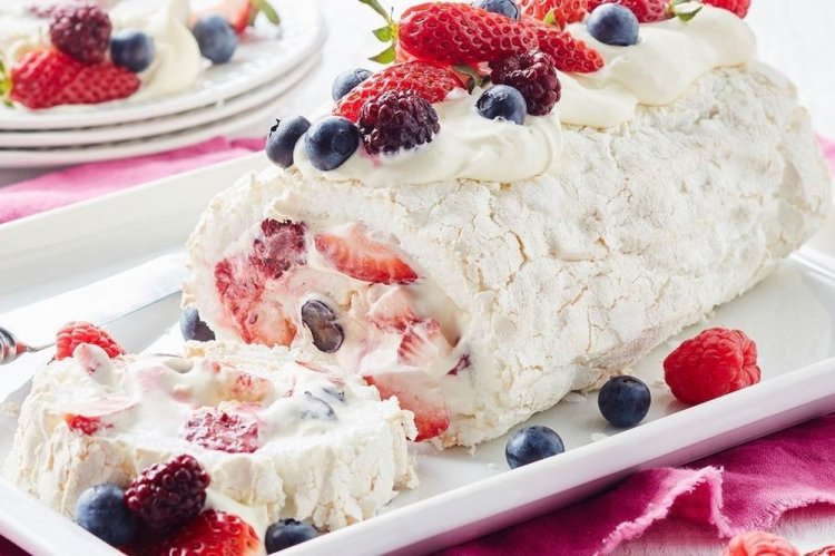 Meringue Roll with Mascarpone and Berries