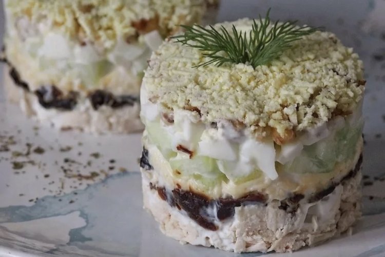 Layered Salad with Chicken and Prunes